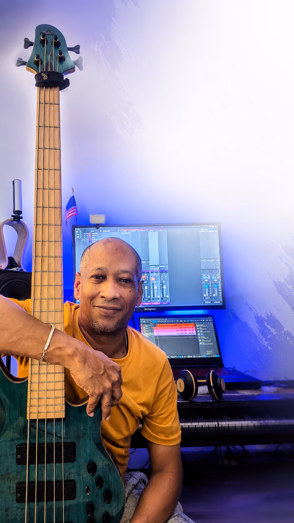 Leonardo Gutiérrez, ingeniero de sonido, en su estudio con su bajo y la estación de trabajo