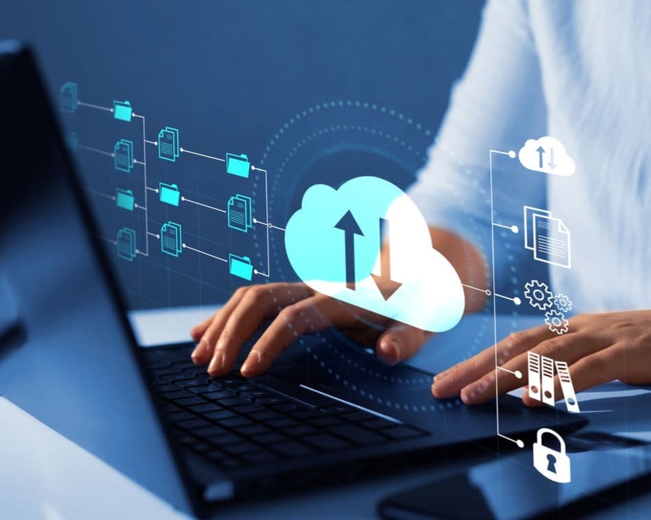 Técnico reparando computador portátil en Cali