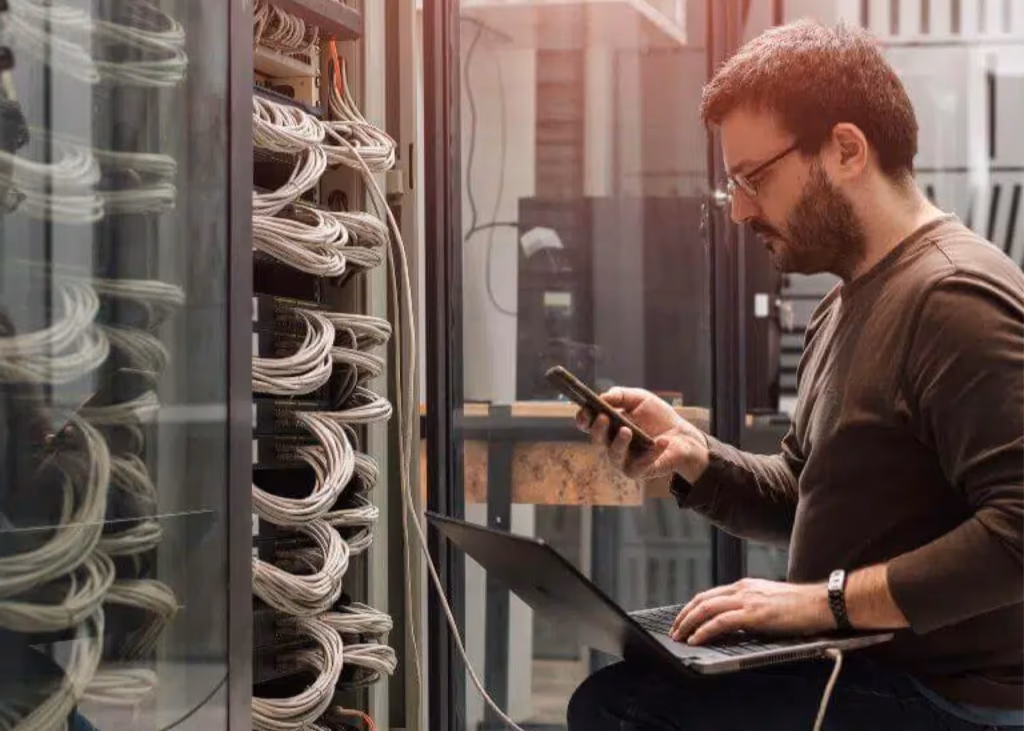 Técnico reparando computador portátil en Cali